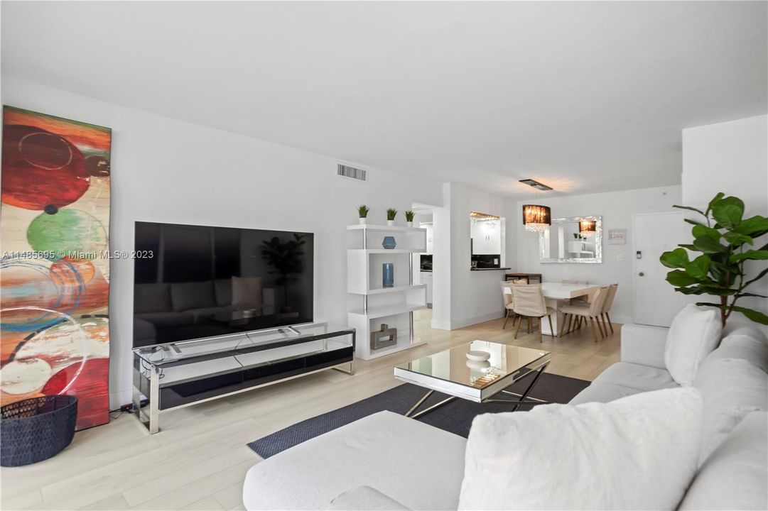 For Sale: $680,000 (2 beds, 2 baths, 1190 Square Feet)
