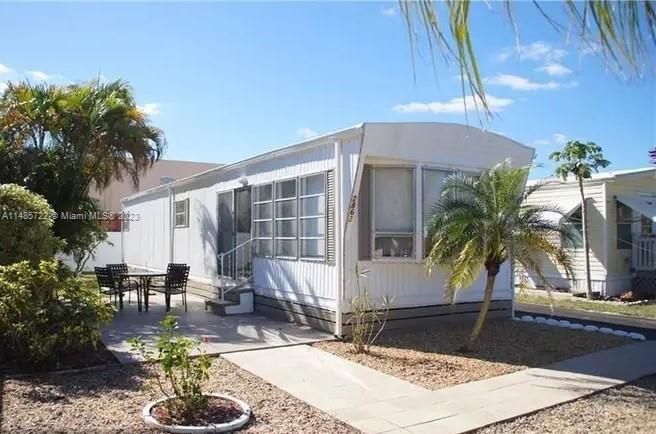 Active With Contract: $159,900 (1 beds, 1 baths, 648 Square Feet)