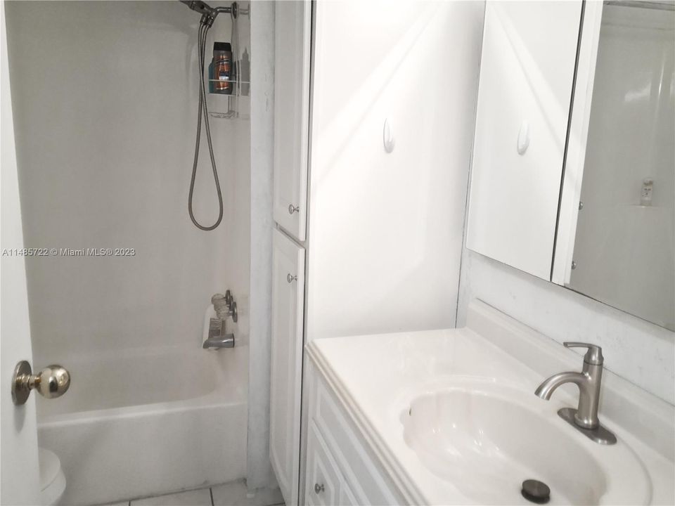 Active With Contract: $159,900 (1 beds, 1 baths, 648 Square Feet)