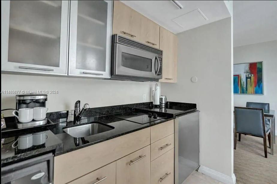 For Sale: $169,000 (1 beds, 1 baths, 470 Square Feet)