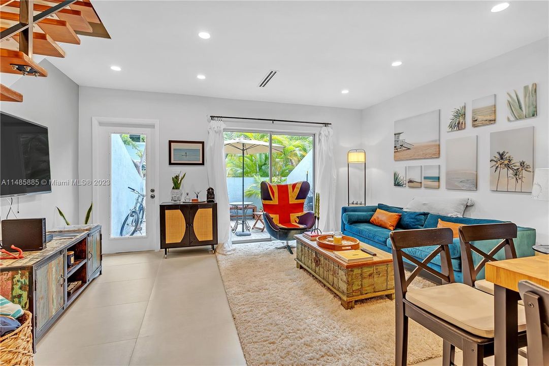 Recently Sold: $750,000 (2 beds, 1 baths, 875 Square Feet)
