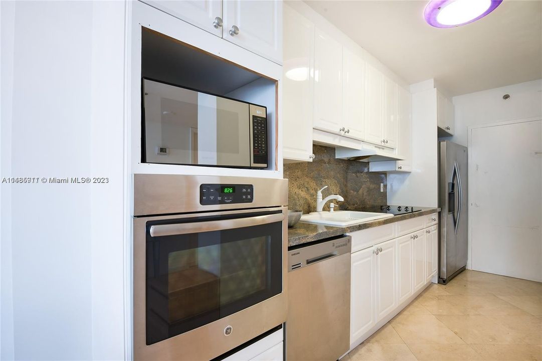 Active With Contract: $409,500 (0 beds, 1 baths, 550 Square Feet)
