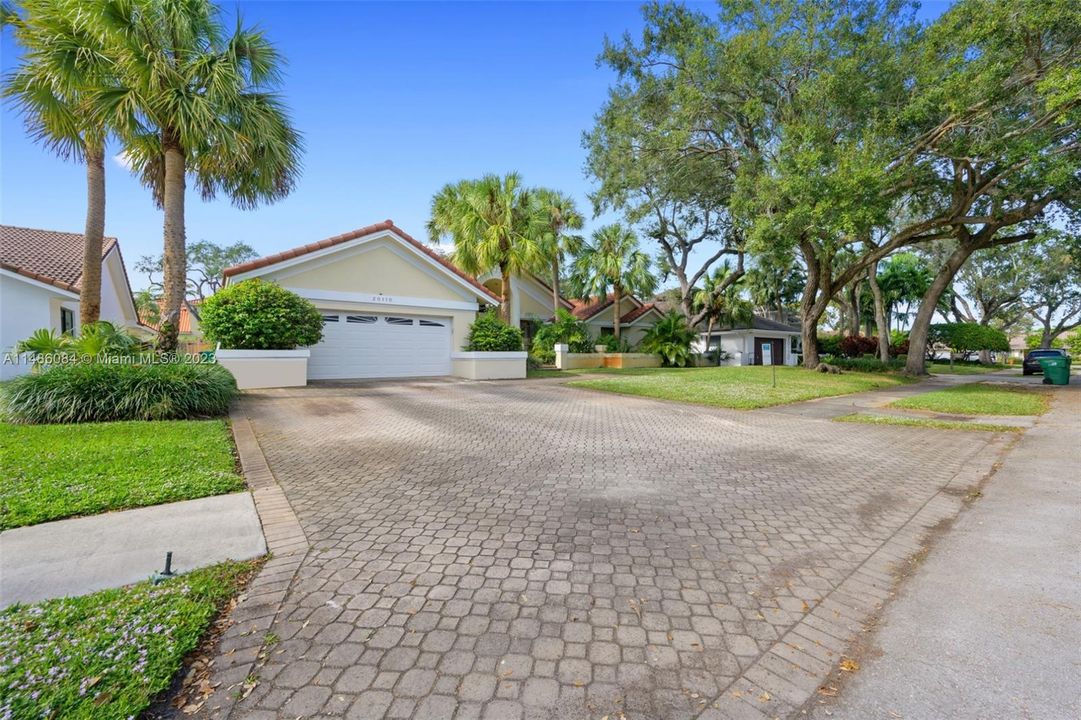 Grand entrance to this custom built home previously owned by the renowned builder of many of the homes in Oak Forest. Boasts volume ceilings a fabulous floor plan, over 4100 SF under air plus 2 car garage (as per Tax Roll)