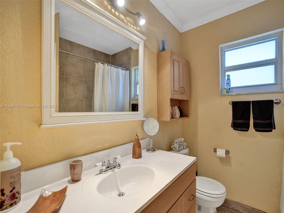 Recently Sold: $179,000 (2 beds, 1 baths, 880 Square Feet)