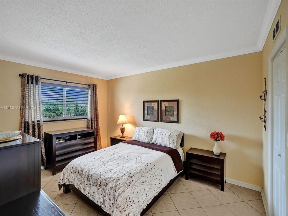 Recently Sold: $179,000 (2 beds, 1 baths, 880 Square Feet)