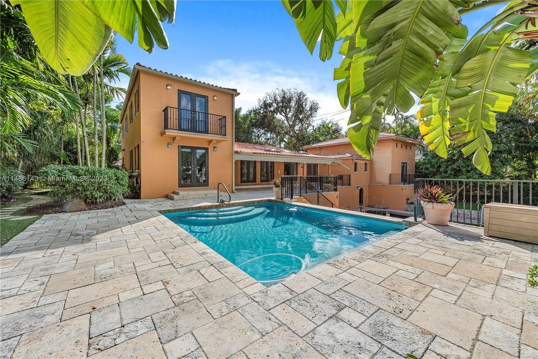 Недавно продано: $4,995,000 (4 спален, 3 ванн, 1996 Квадратных фут)