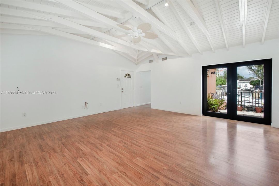 Недавно продано: $4,995,000 (4 спален, 3 ванн, 1996 Квадратных фут)