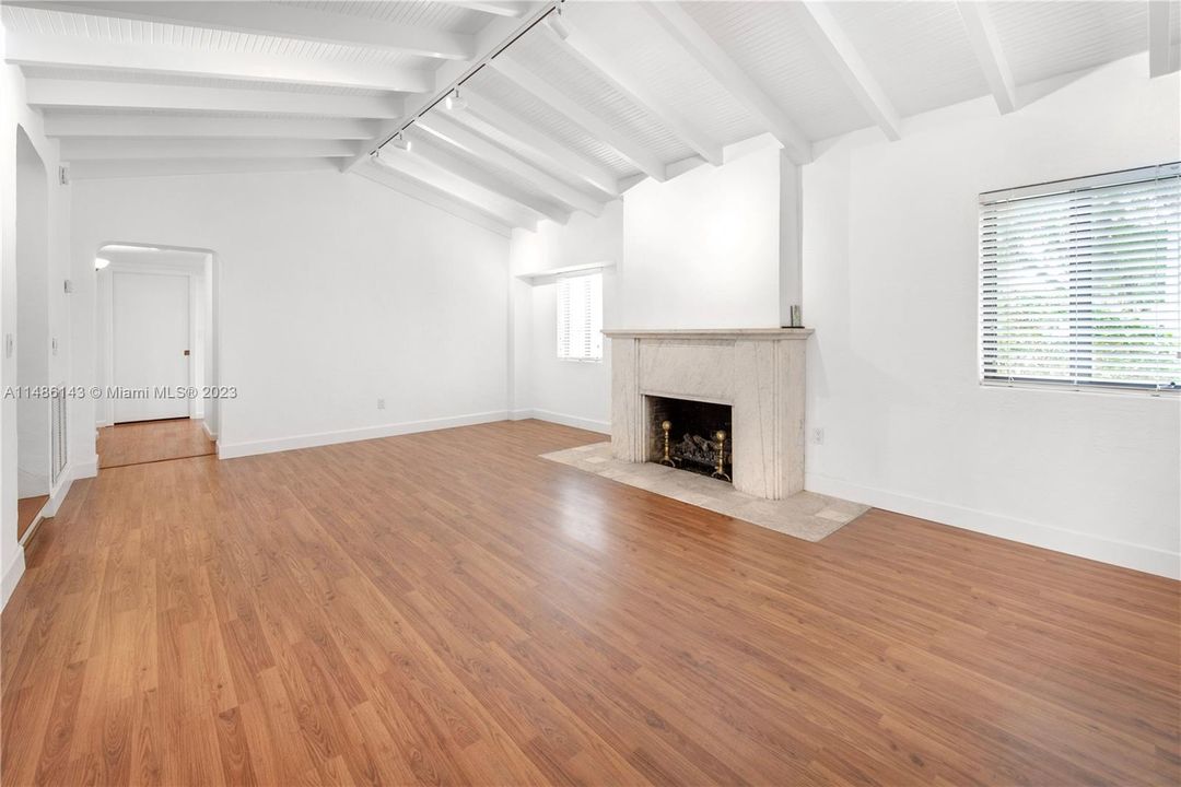 Недавно продано: $4,995,000 (4 спален, 3 ванн, 1996 Квадратных фут)