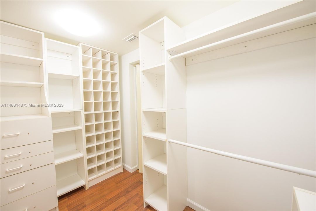 Недавно продано: $4,995,000 (4 спален, 3 ванн, 1996 Квадратных фут)