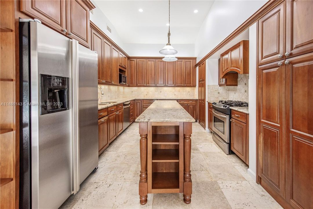 Недавно продано: $4,995,000 (4 спален, 3 ванн, 1996 Квадратных фут)