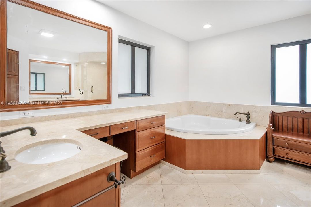 Недавно продано: $4,995,000 (4 спален, 3 ванн, 1996 Квадратных фут)