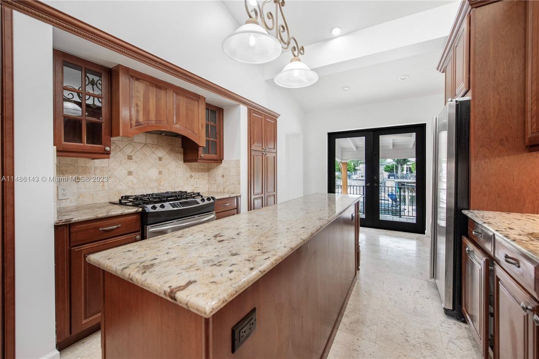 Недавно продано: $4,995,000 (4 спален, 3 ванн, 1996 Квадратных фут)