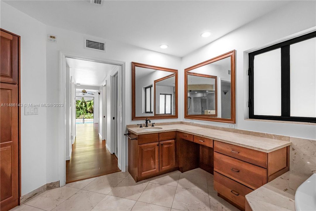 Недавно продано: $4,995,000 (4 спален, 3 ванн, 1996 Квадратных фут)