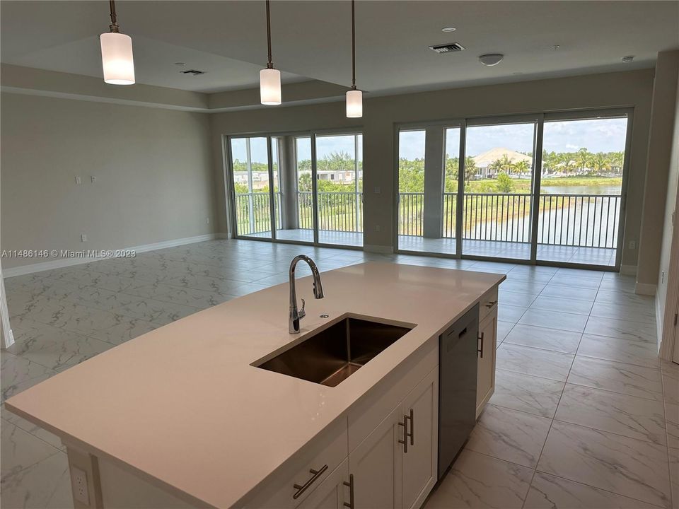 最近租的: $4,200 (3 贝兹, 2 浴室, 2444 平方英尺)