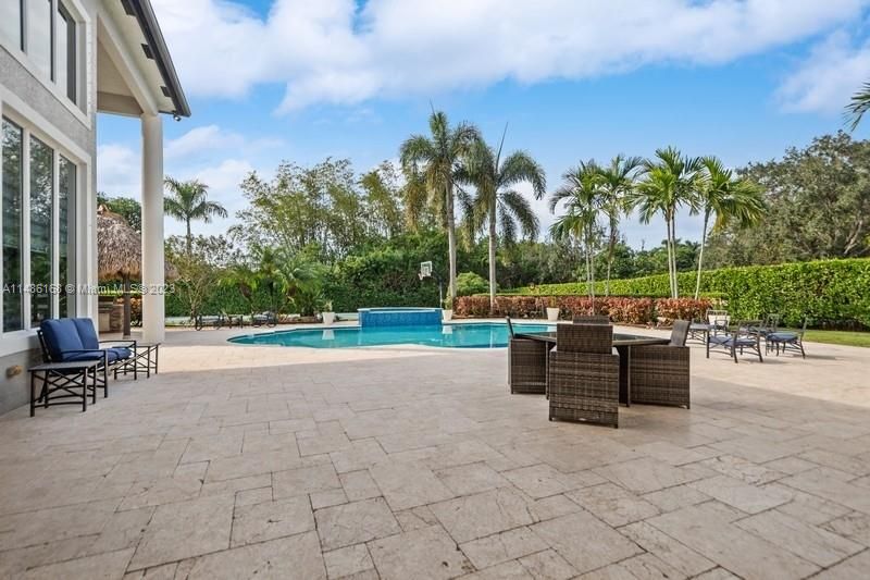 Recently Sold: $2,000,000 (6 beds, 7 baths, 5870 Square Feet)