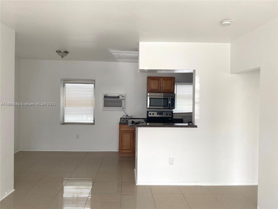 For Sale: $200,000 (1 beds, 1 baths, 589 Square Feet)