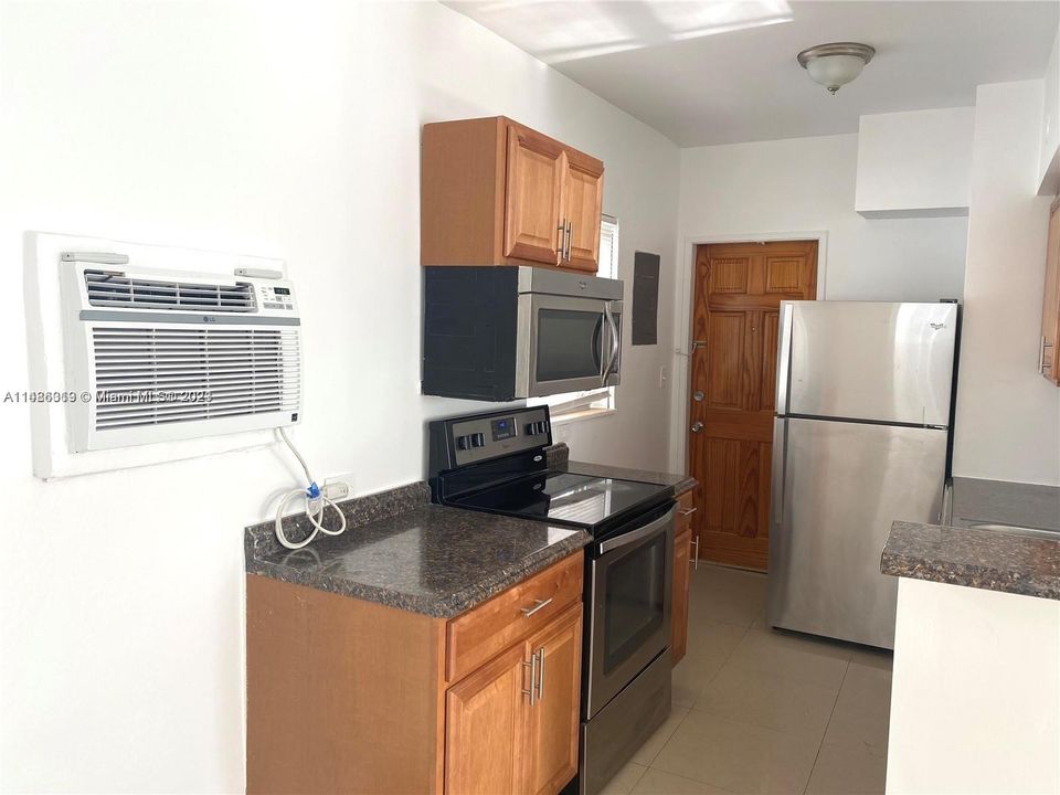For Sale: $200,000 (1 beds, 1 baths, 589 Square Feet)