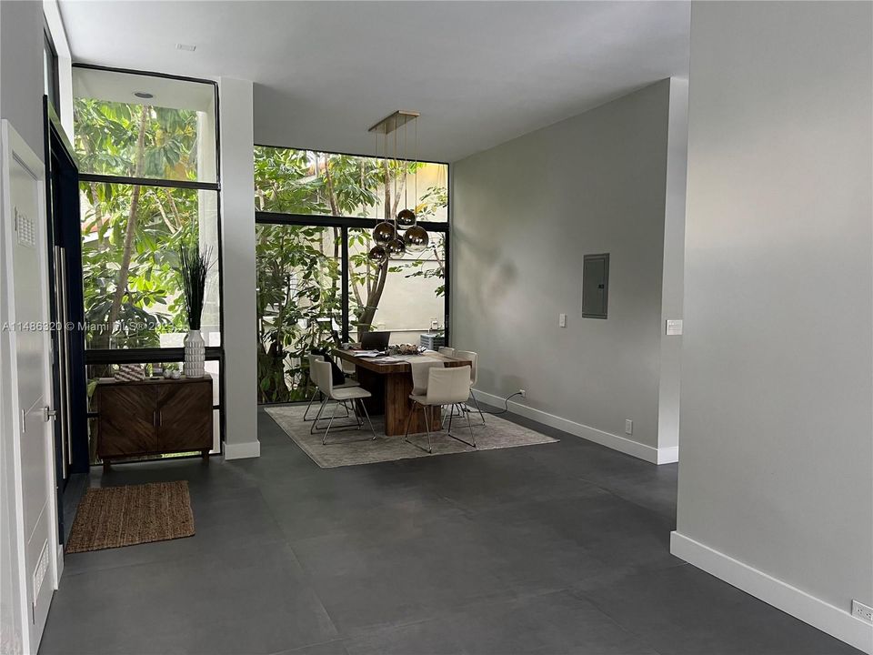 最近售出: $3,690,000 (4 贝兹, 4 浴室, 2500 平方英尺)