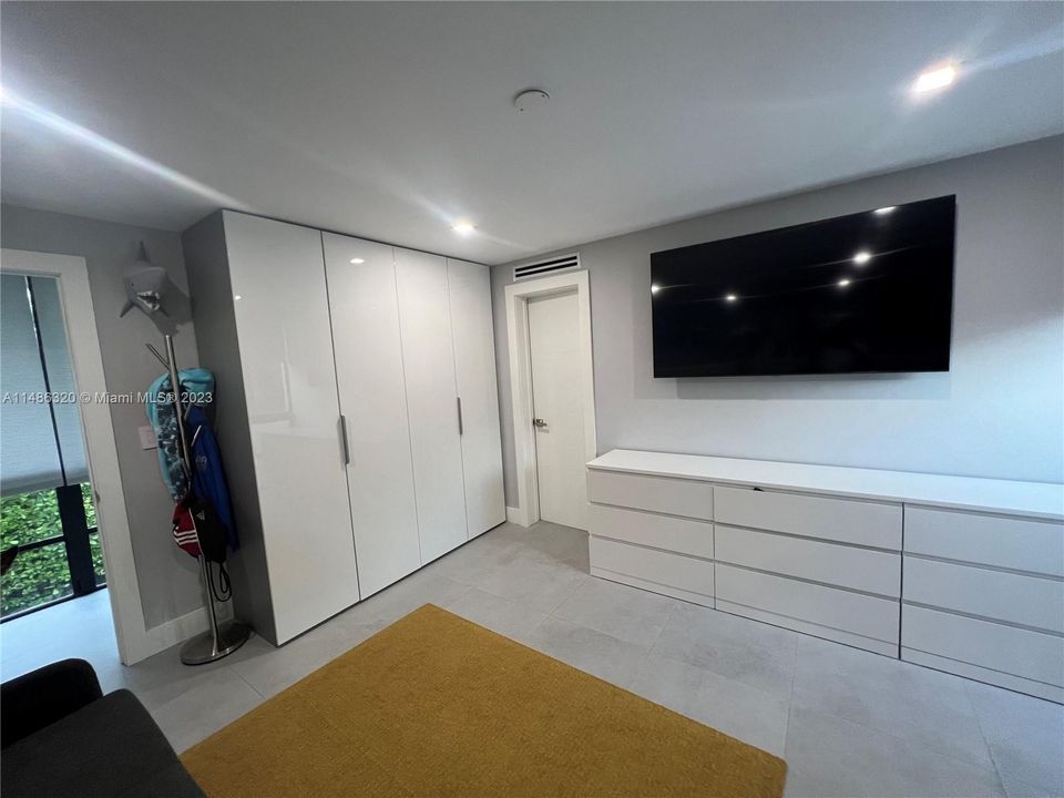 最近售出: $3,690,000 (4 贝兹, 4 浴室, 2500 平方英尺)