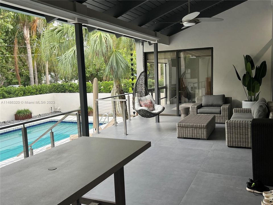 最近售出: $3,690,000 (4 贝兹, 4 浴室, 2500 平方英尺)