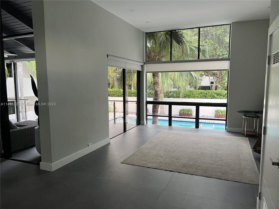 最近售出: $3,690,000 (4 贝兹, 4 浴室, 2500 平方英尺)