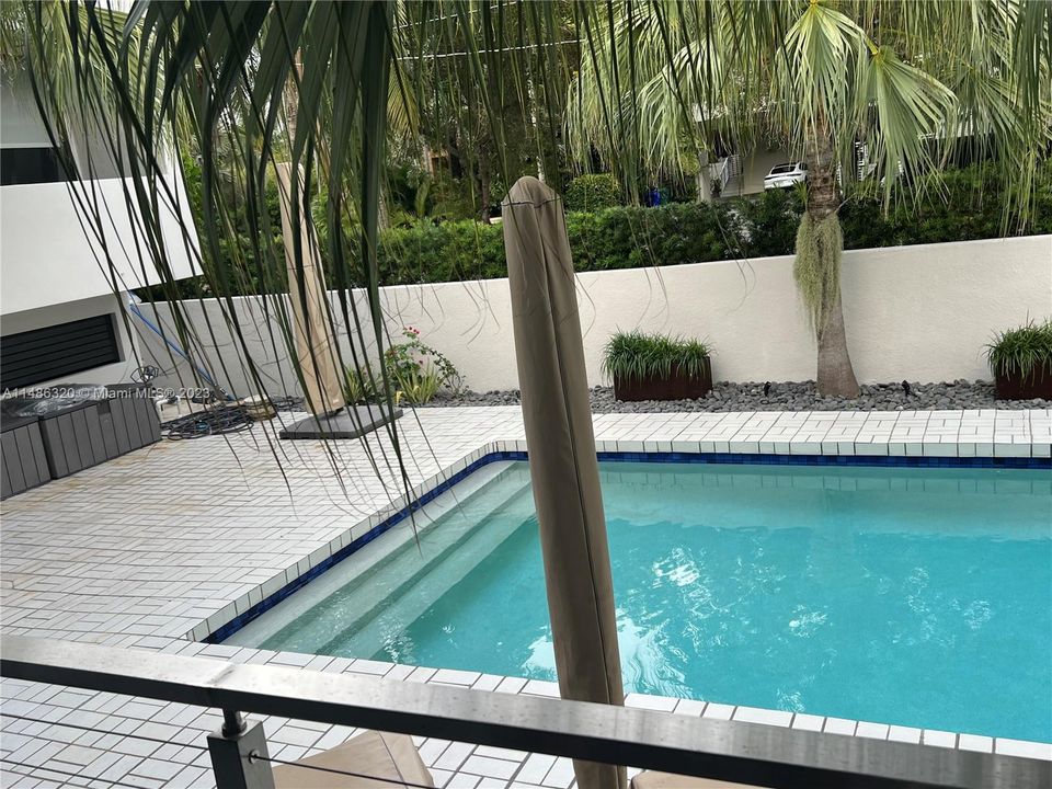 最近售出: $3,690,000 (4 贝兹, 4 浴室, 2500 平方英尺)