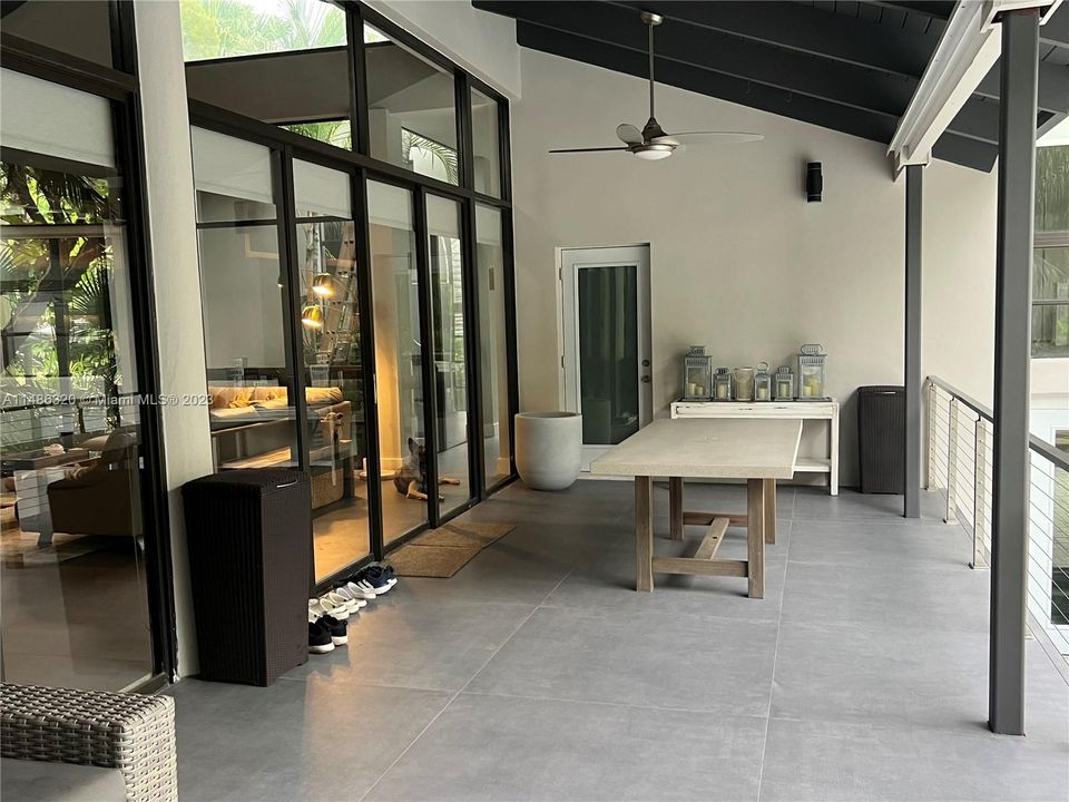 最近售出: $3,690,000 (4 贝兹, 4 浴室, 2500 平方英尺)