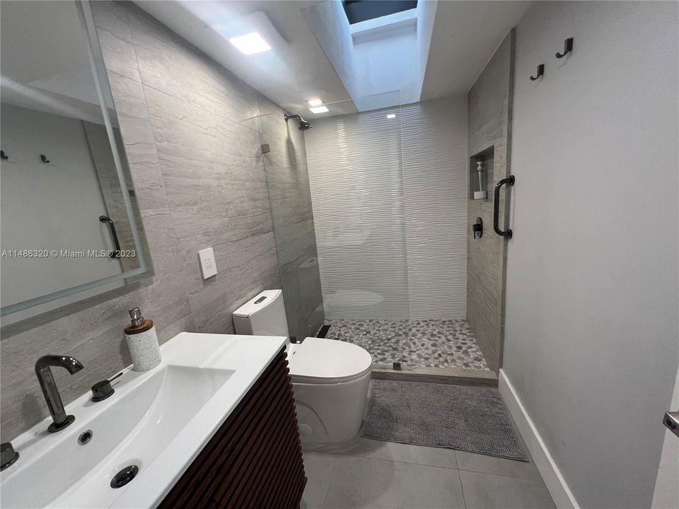 最近售出: $3,690,000 (4 贝兹, 4 浴室, 2500 平方英尺)