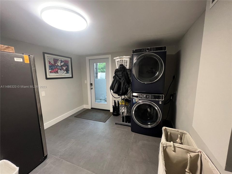 最近售出: $3,690,000 (4 贝兹, 4 浴室, 2500 平方英尺)