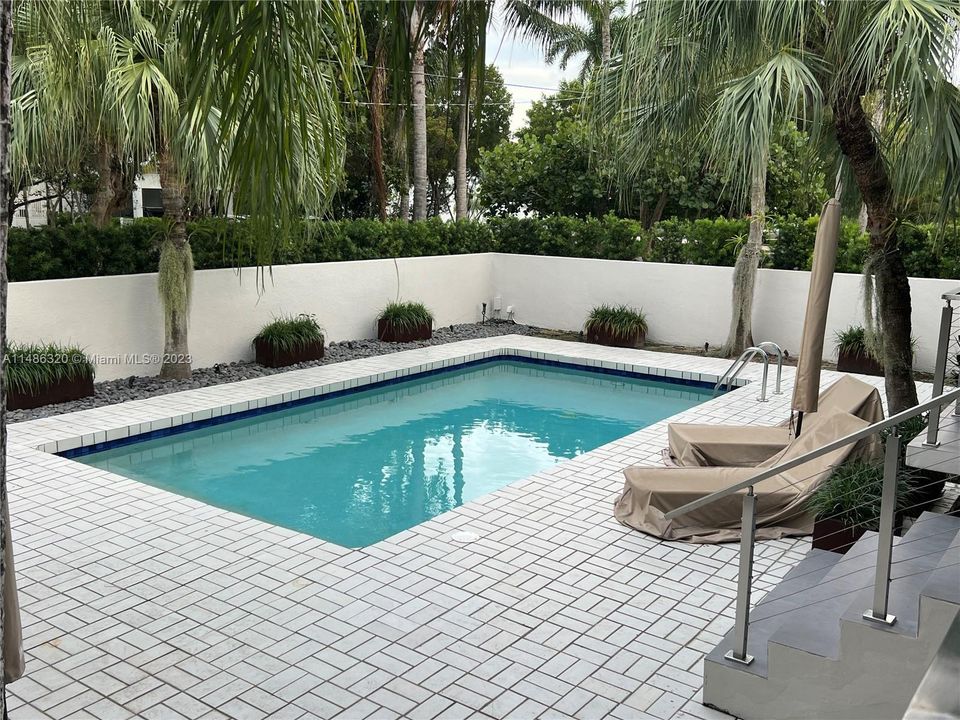 最近售出: $3,690,000 (4 贝兹, 4 浴室, 2500 平方英尺)