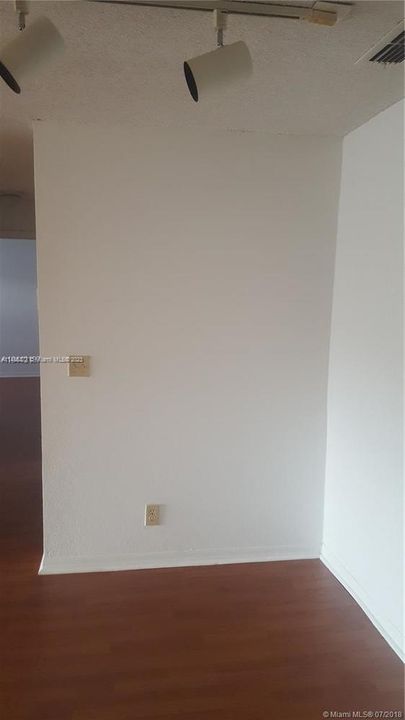 Recently Rented: $1,700 (2 beds, 1 baths, 912 Square Feet)