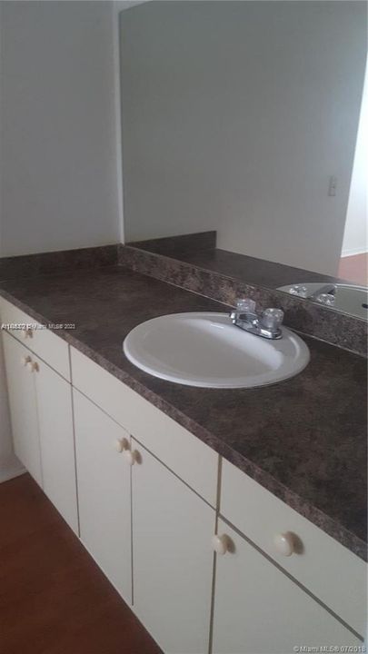 Recently Rented: $1,700 (2 beds, 1 baths, 912 Square Feet)