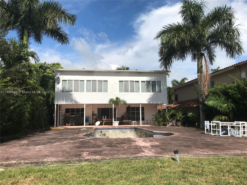 Recently Sold: $2,995,000 (5 beds, 4 baths, 3951 Square Feet)