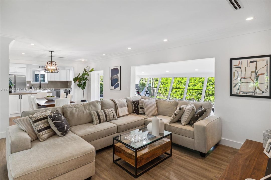 Недавно продано: $1,875,000 (3 спален, 2 ванн, 1780 Квадратных фут)