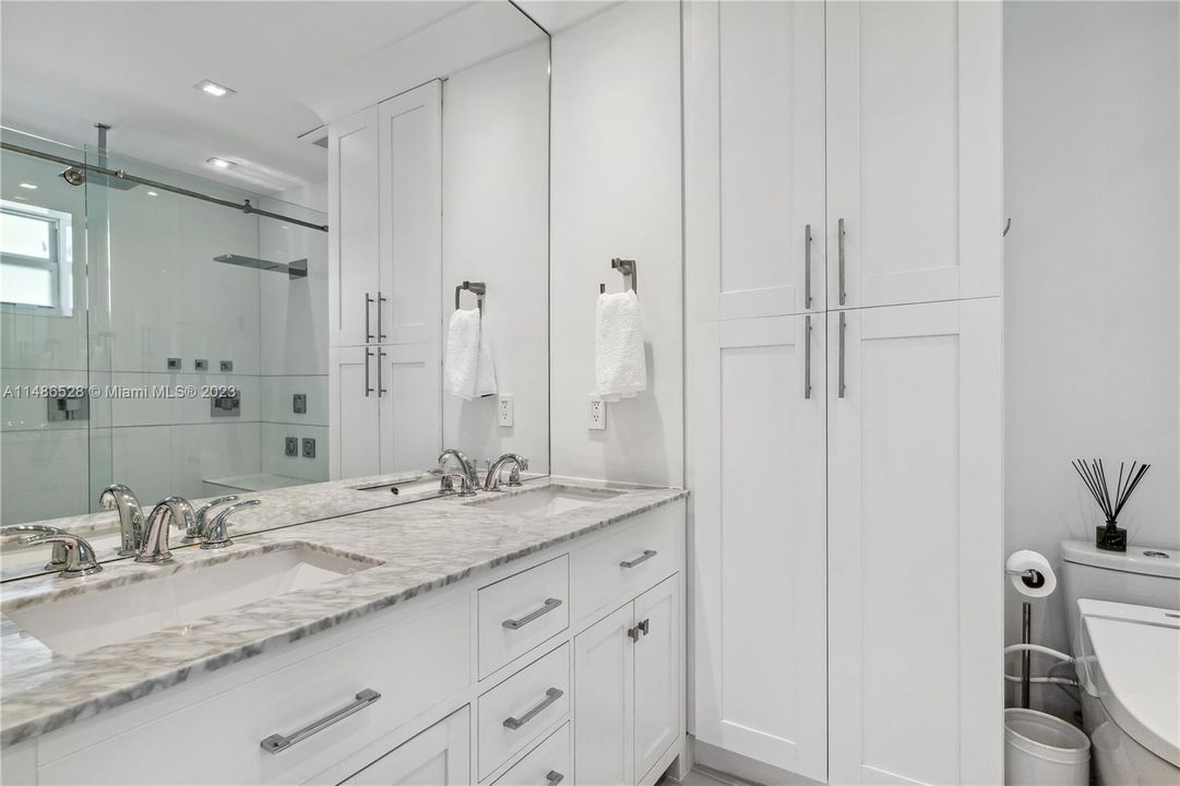 Недавно продано: $1,875,000 (3 спален, 2 ванн, 1780 Квадратных фут)