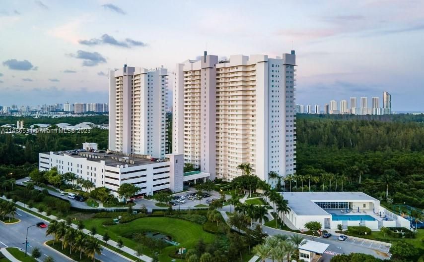 Недавно продано: $385,000 (2 спален, 2 ванн, 1743 Квадратных фут)