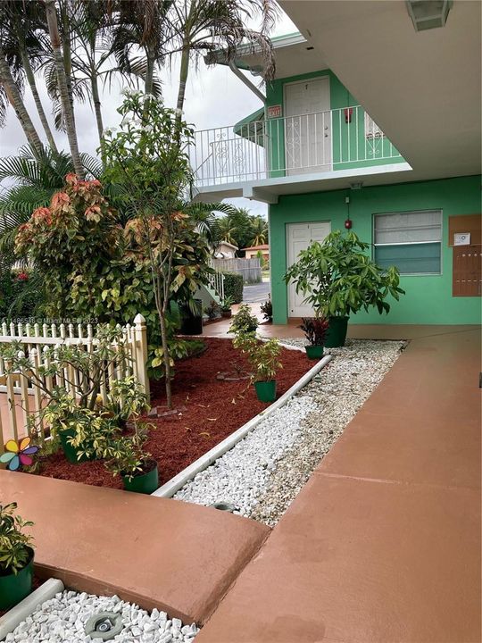 Recently Sold: $180,000 (2 beds, 1 baths, 839 Square Feet)