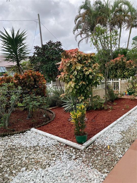 Recently Sold: $180,000 (2 beds, 1 baths, 839 Square Feet)