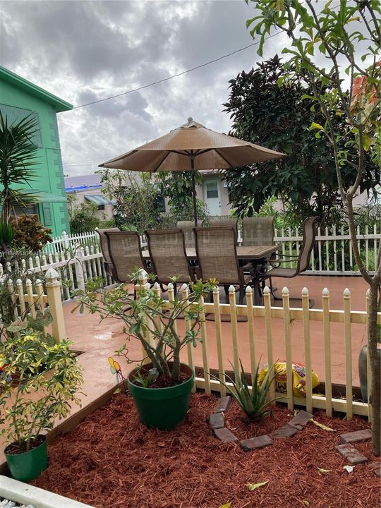 Recently Sold: $180,000 (2 beds, 1 baths, 839 Square Feet)