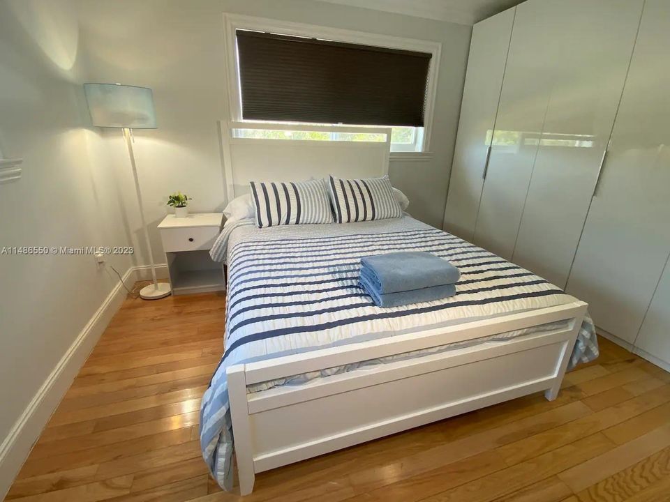 2nd floor queen bed