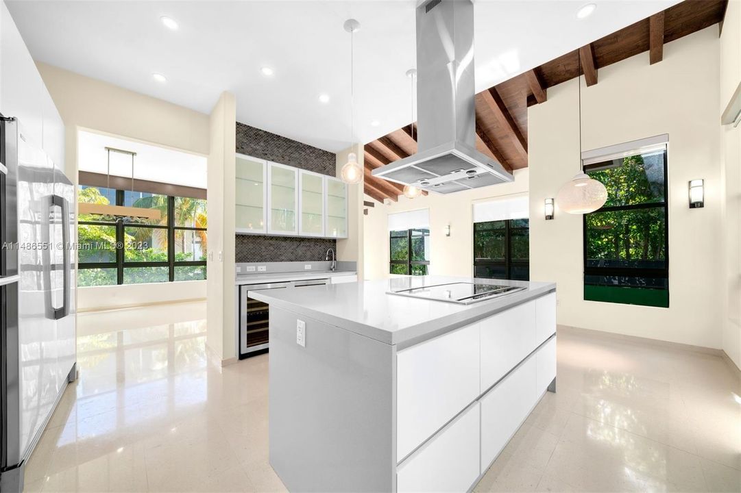 Vendido Recientemente: $4,595,000 (5 camas, 5 baños, 3865 Pies cuadrados)