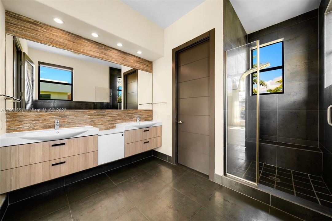 Vendido Recientemente: $4,595,000 (5 camas, 5 baños, 3865 Pies cuadrados)