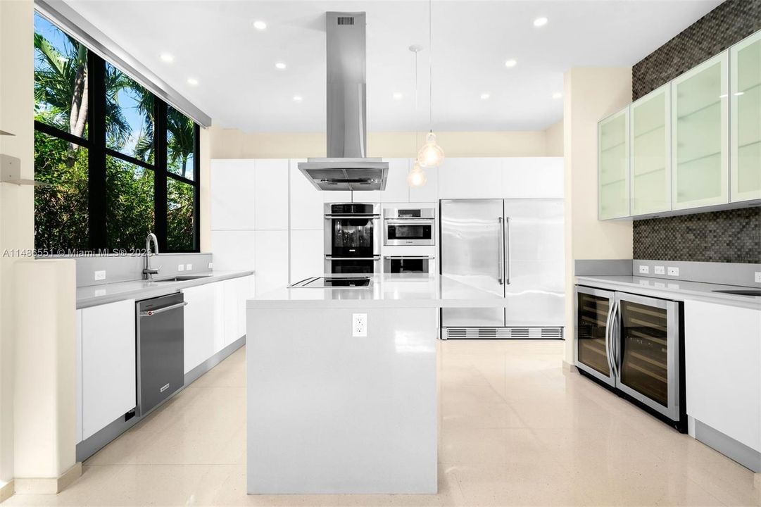 Vendido Recientemente: $4,595,000 (5 camas, 5 baños, 3865 Pies cuadrados)