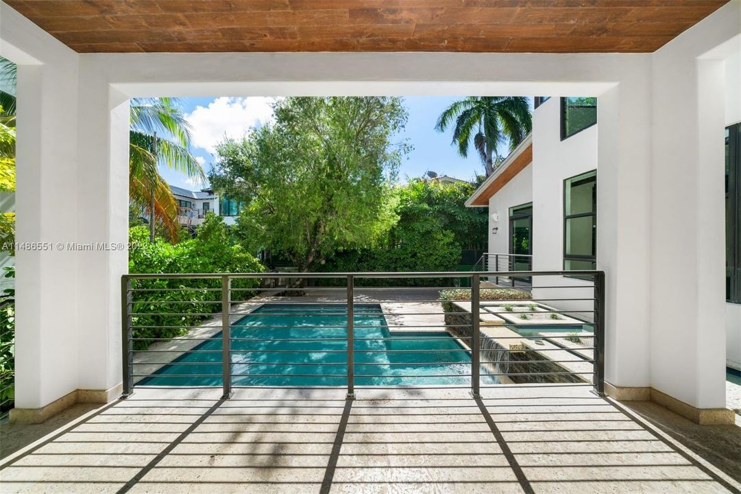 Vendido Recientemente: $4,595,000 (5 camas, 5 baños, 3865 Pies cuadrados)
