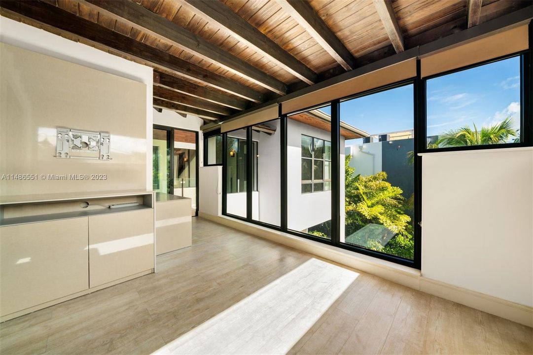 Vendido Recientemente: $4,595,000 (5 camas, 5 baños, 3865 Pies cuadrados)