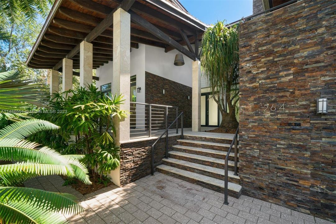 Vendido Recientemente: $4,595,000 (5 camas, 5 baños, 3865 Pies cuadrados)