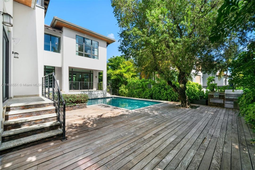 Vendido Recientemente: $4,595,000 (5 camas, 5 baños, 3865 Pies cuadrados)