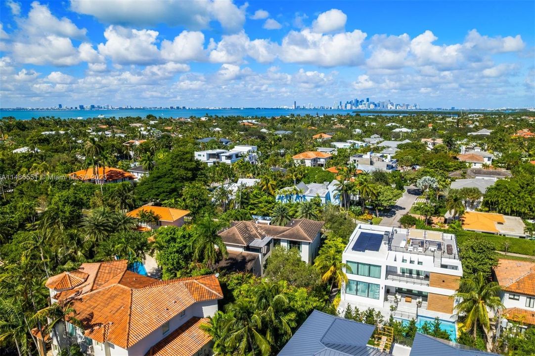 Vendido Recientemente: $4,595,000 (5 camas, 5 baños, 3865 Pies cuadrados)