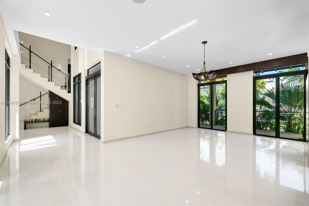 Vendido Recientemente: $4,595,000 (5 camas, 5 baños, 3865 Pies cuadrados)