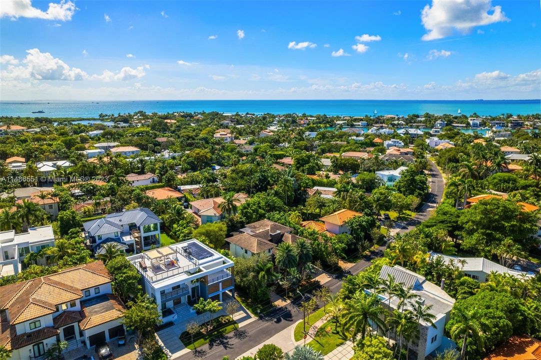 Vendido Recientemente: $4,595,000 (5 camas, 5 baños, 3865 Pies cuadrados)